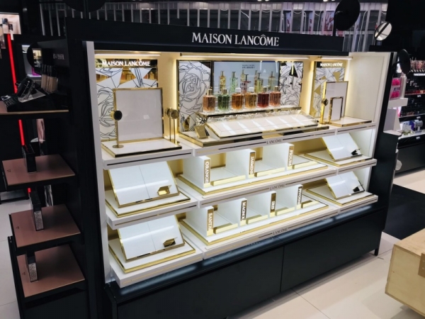Cosmetics display cabinet